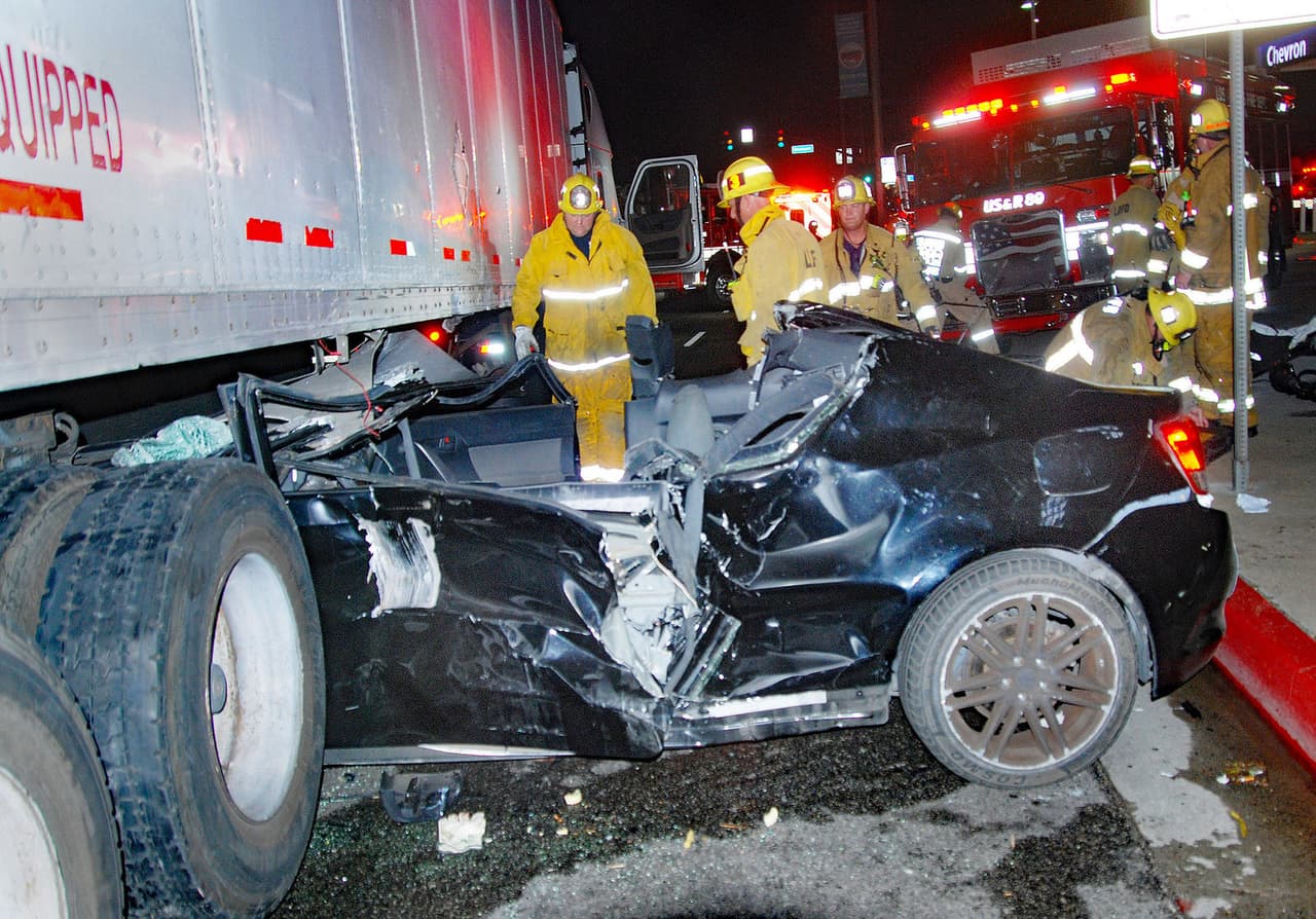 18 de octubre: Un conductor de 45 años que viajaba a gran velocidad, al parecer bajo la influencia, quedó atrapado cuando chocó contra un camión de carga en la autoripsta 170 en North Hollywood.