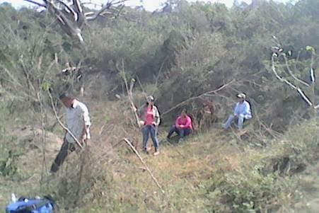 Para llegar al lugar hay que recorrer a pie 2 kilómetros de caminos de terracería.