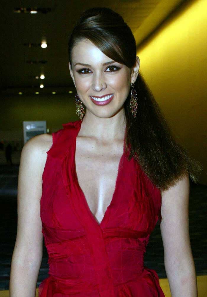 En el 2004, gracias a su participación en "Alegrijes y Rebujos" ganó un premio TV y Novelas a la mejor actriz revelación.