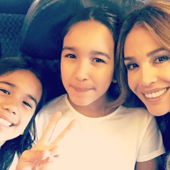 ¡Que empiecen las vacaciones de verano! 
<b><a href="http://www.univision.com/temas/karla-martinez" target="_blank">Karla Martínez</a></b> está gozando de unos días de descanso junto a su esposo y sus hijas.