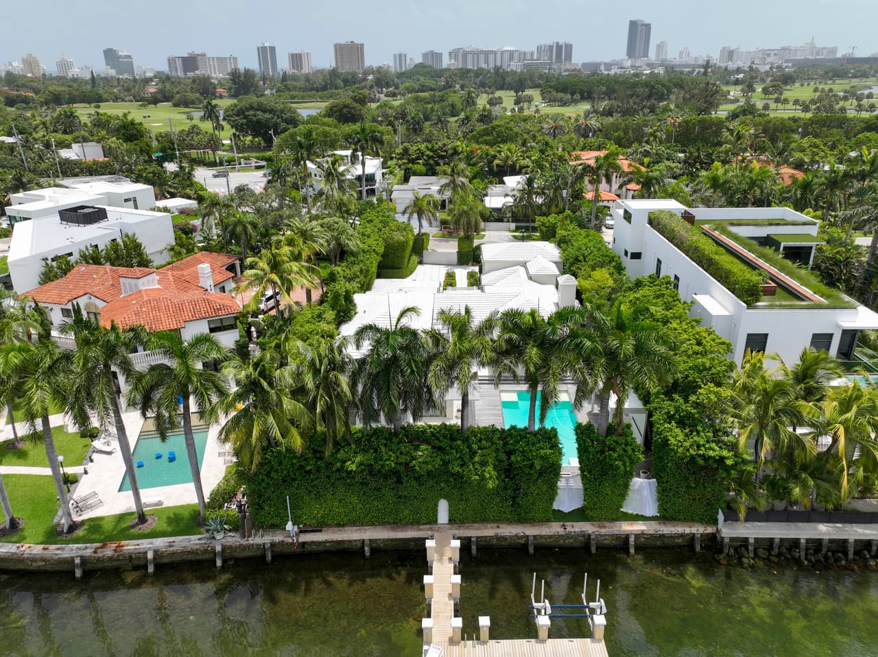 El Nuevo Herald detalla que ha sido puesta a la venta en varias ocasiones y que en la última vez salió con un precio de 
<b>16 millones de dólares.</b>
<br>