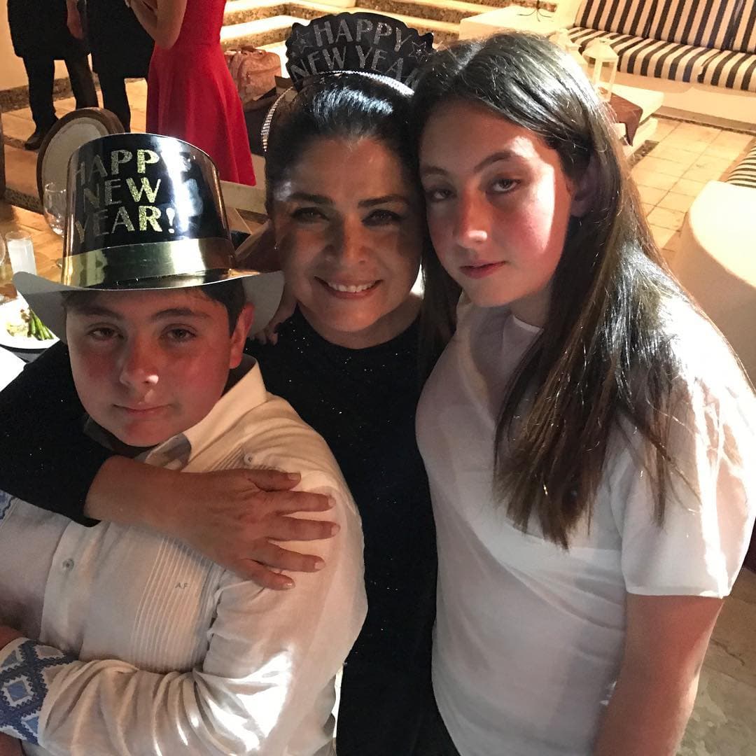 <b><a href="http://www.univision.com/temas/victoria-ruffo">Victoria</a></b> trajo al mundo a estos dos pequeños junto a su esposo, el político
<b>Omar</b>
<b>Fayad</b>, con quien tiene 15 años de casada.