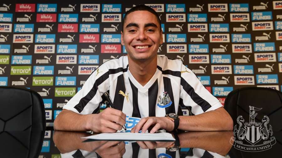 Firma de su contrato. (Foto cortesía de Newcastle United)