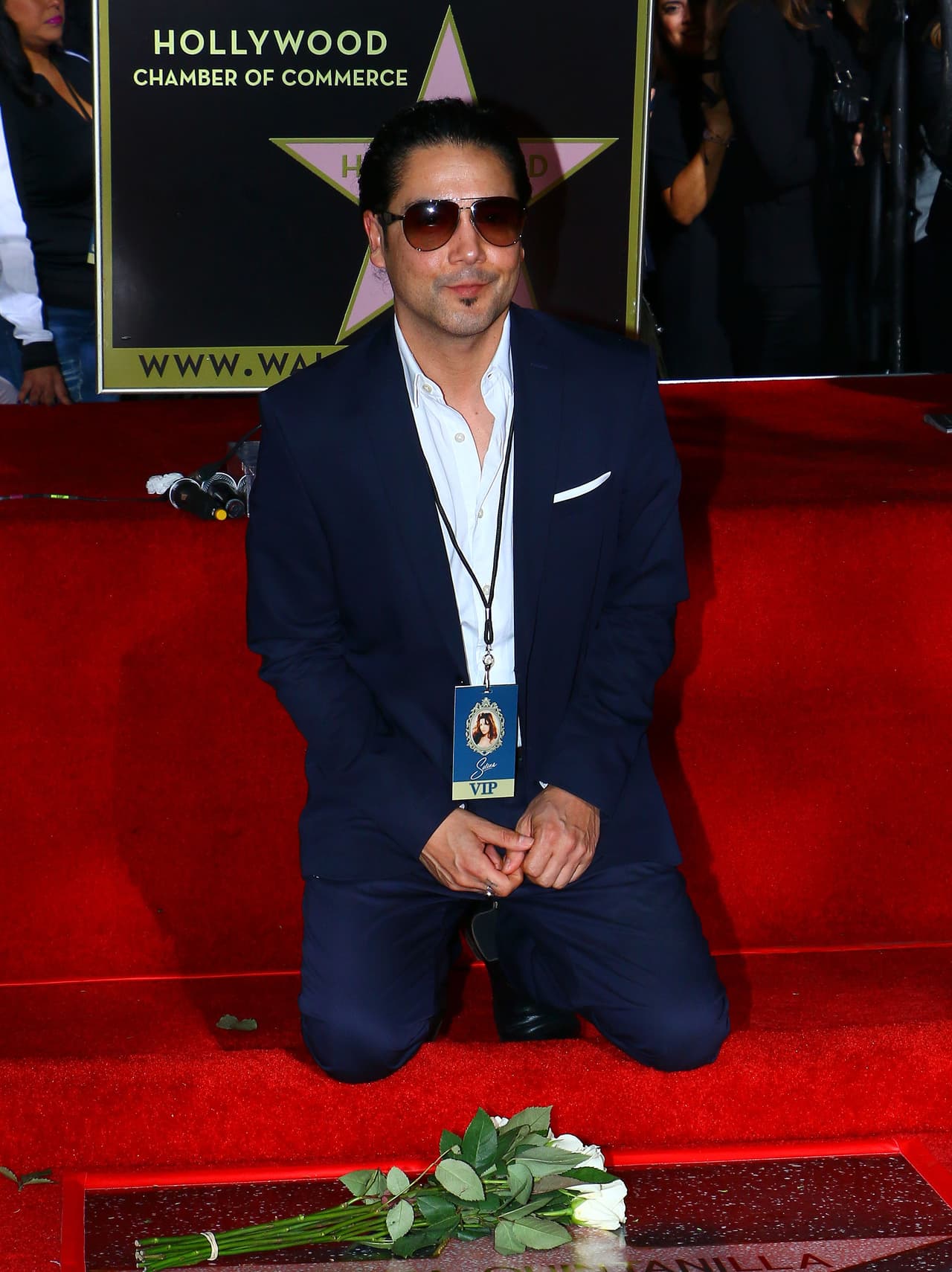 Chris permaneció hincado por algunos minutos fente a la estrella de su mujer, mientras agradecía las muestras de cariño de los fans para su esposa.