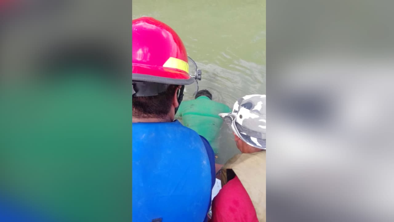 La dura experiencia de rescatar a migrantes ahogados mientras intentan llegar a EEUU cruzando el Río Bravo