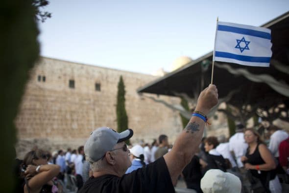 1. El Producto Interno Bruto (PIB) combinado de Israel ($213,000 millones), Siria ($60,000 millones), Jordania ($28,000 millones) y Líbano ($43,000 millones).