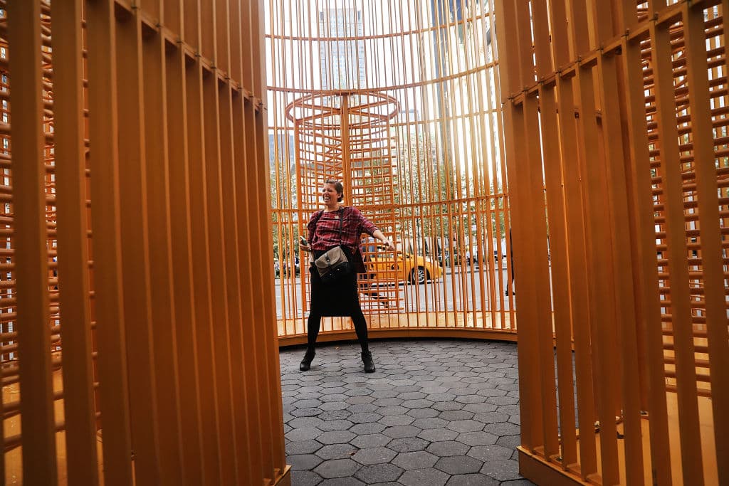 En esta serie de piezas, el público puede interactuar y acercarse al tema de la inmigración gracias a objetos estéticos de profunda carga simbólica.