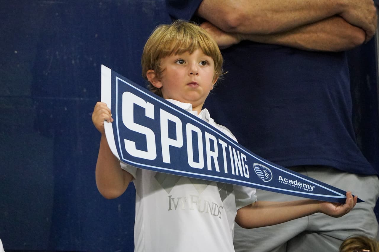 El equipo local contó con la ternura de sus aficionados más pequeños.
<br>