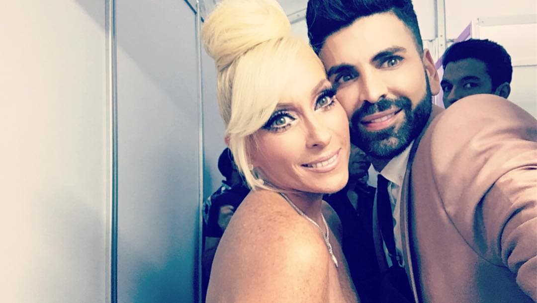 En su fotografía con Yuri le hicieron un 'photobomb' involuntario.