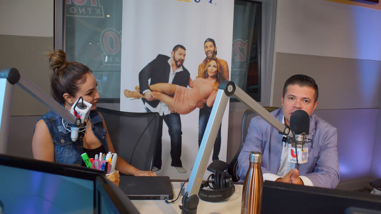 🎶 "¡Qué milagro chaparrito, ya tenía que no nos vemos!" 🎶 Así recibieron a Jorge Medina los locutores del Free-guey show.