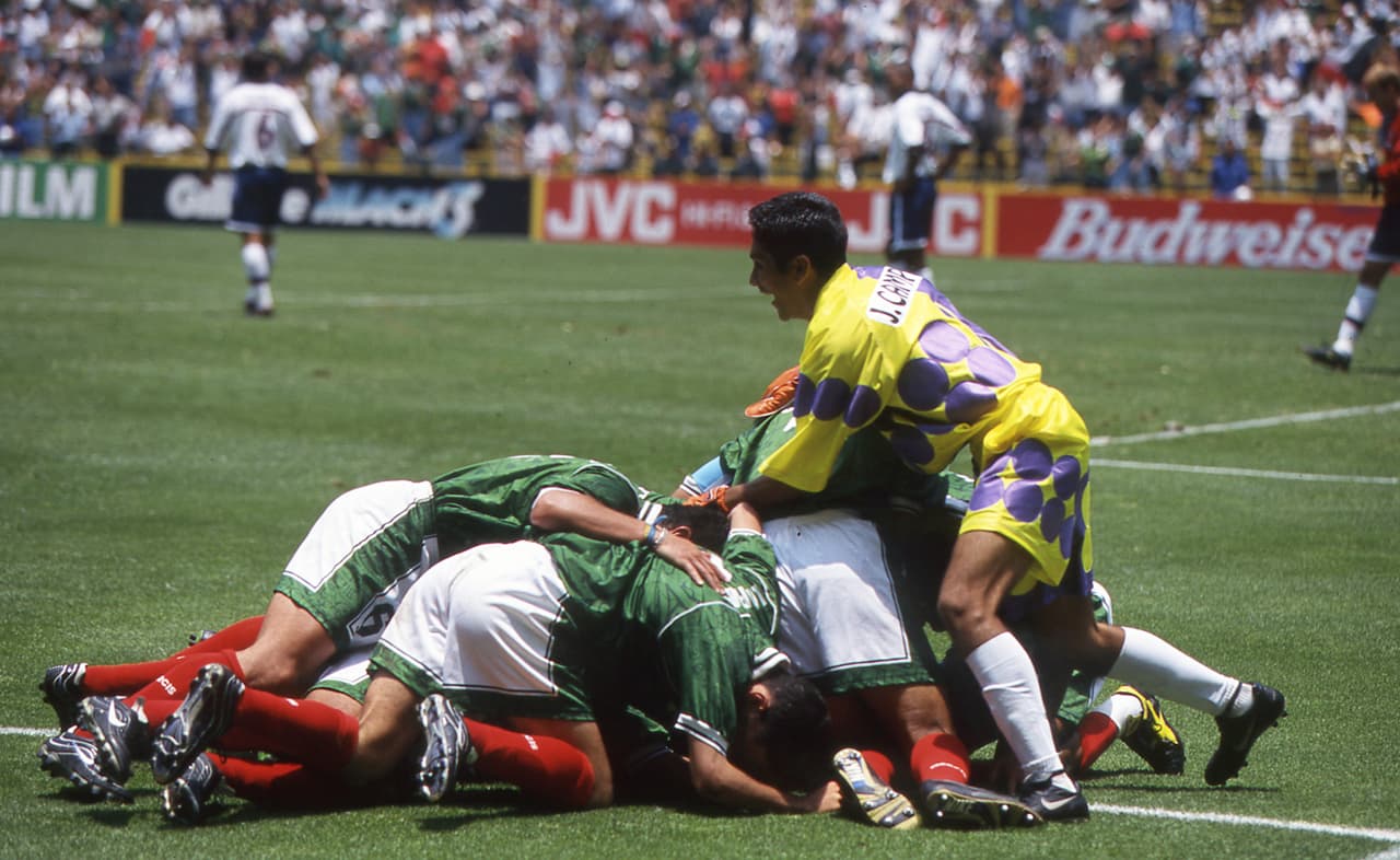 Al minuto 97 de juego, fue de nuevo Cuauhtémoc Blanco el que anotó el gol que llevó a México a la gloria frente a su público, con un 1-0 suficiente para derrotar a Estados Unidos.