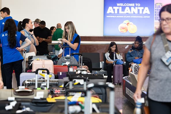 ATLANTA, GEORGIA - 22 DE JULIO: Pasajeros de Delta Airlines hacen fila para recibir asistencia de un agente en el Aeropuerto Internacional Hartsfield-Jackson de Atlanta el 22 de julio de 2024 en Atlanta, Georgia. Delta Airlines canceló más de 700 vuelos el lunes debido a la actualización del software Crowdstrike, lo que representa más de la mitad de las cancelaciones de vuelos en los EE. UU. (Foto de Jessica McGowan/Getty Images)