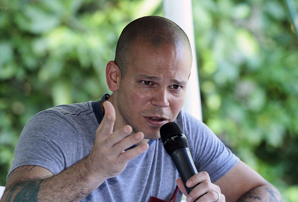 René Pérez pide el cierre del aeropuerto de Puerto Rico tras aumento de contagios por coronavirus en EEUU