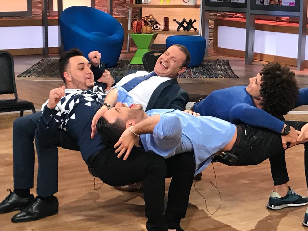 Muertos de risa y haciendo un gran esfuerzo, los chicos intentaban girar.