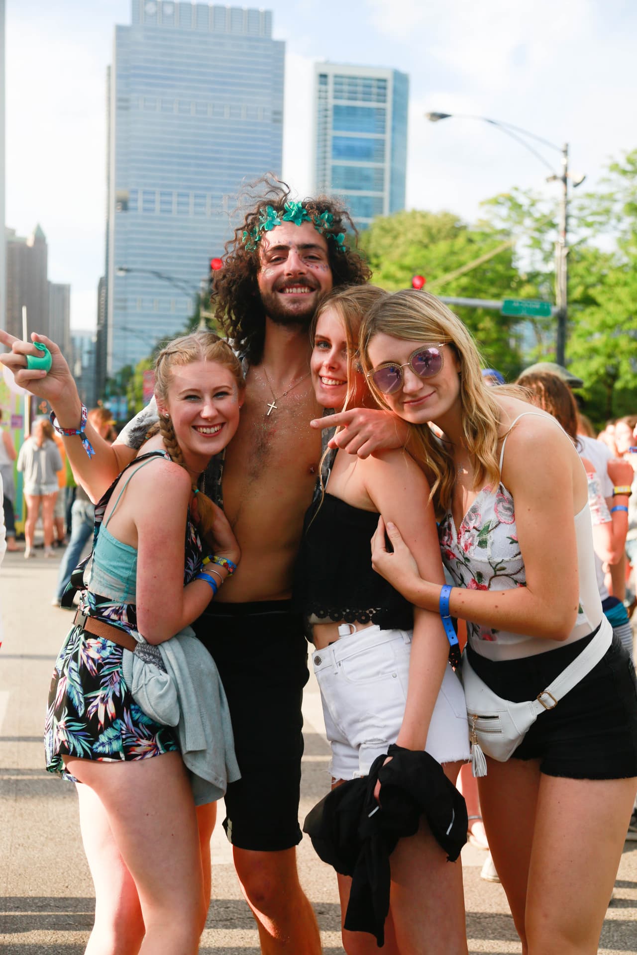 Desde disfraces de unicornios hasta atuendos muy veraniegos, pero eso sí muy buena vibra. Aquí una galería de fotos de la moda y el ambiente de Lollapalooza.