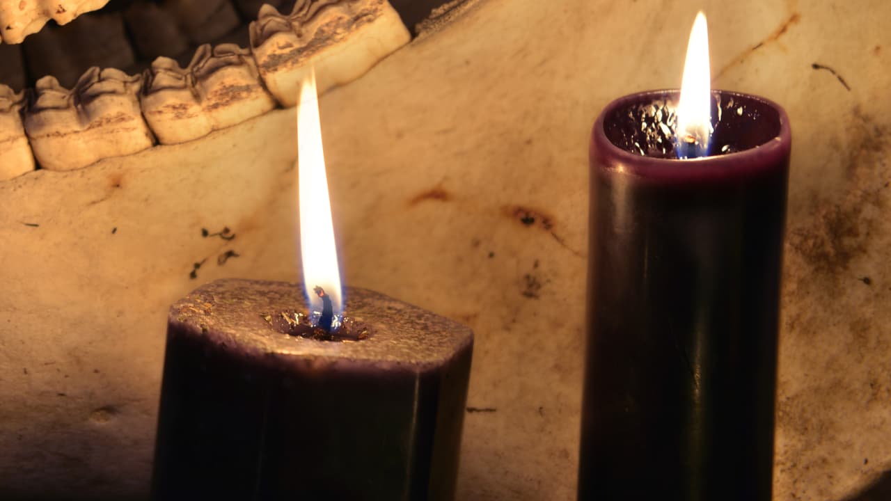 Las velas negras también aumentan la fuerza interior, la resistencia y el autocontrol, y se pueden usar incluso en la meditación para profundizar en el inconsciente y despertar nuestra conciencia.