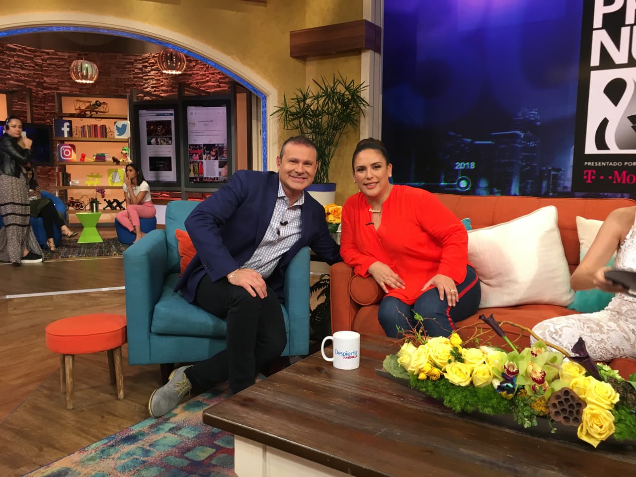 Después de haber desfilado por la alfombra magenta de Premio Lo Nuestro, Angélica Vale madrugó para estar de conductora invitada en Despierta América.