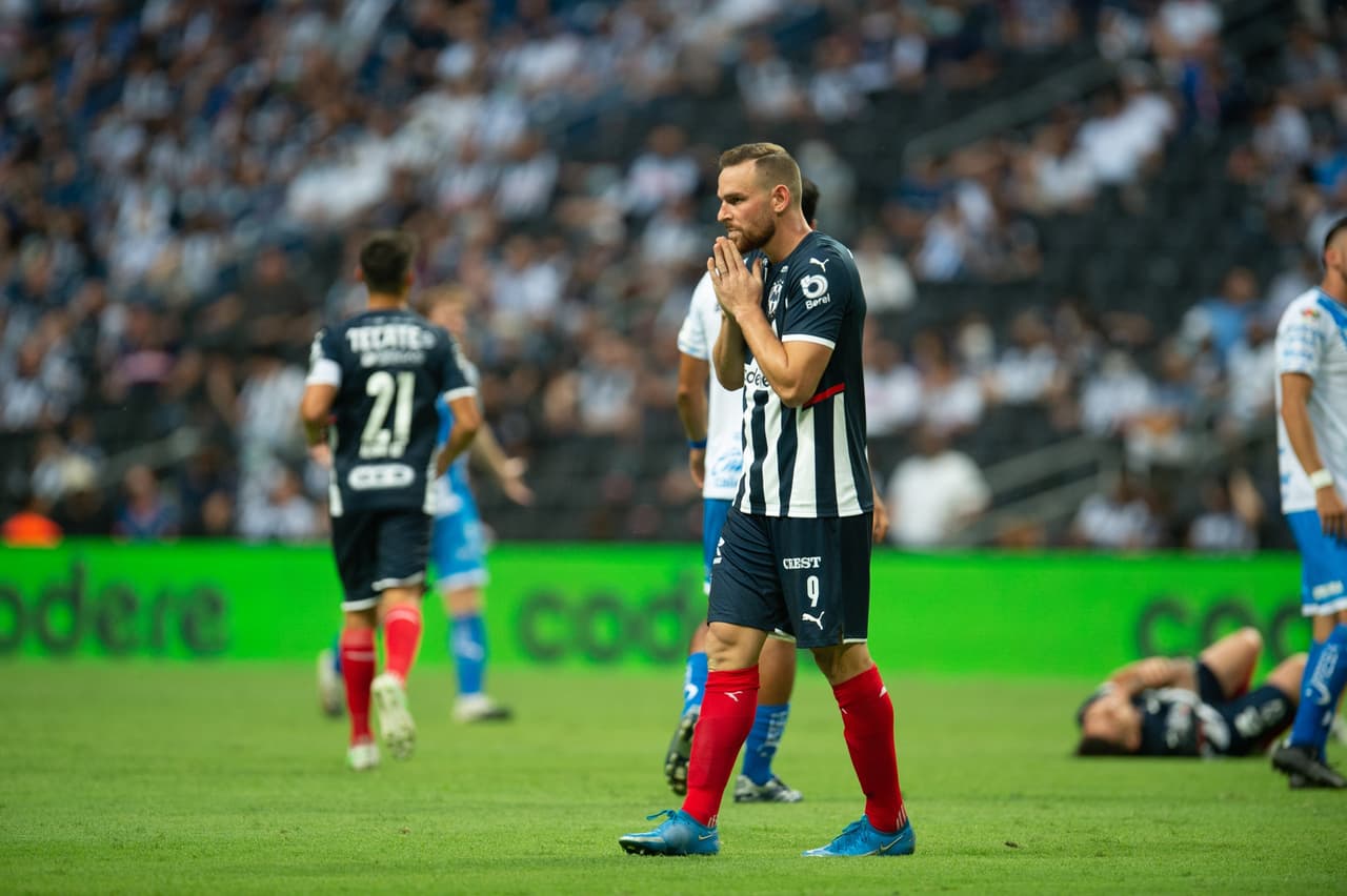 Vincent Janssen se cansó de fallar oportunidades claras en el primer tiempo.
