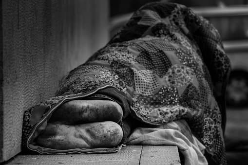 Los oficiales también deben considerar si una persona en silla de ruedas podría pasar por una acera o un pasillo peatonal donde hayan personas sin hogar acampando. Si no hay espacio suficiente, los indigentes pueden ser removidos.