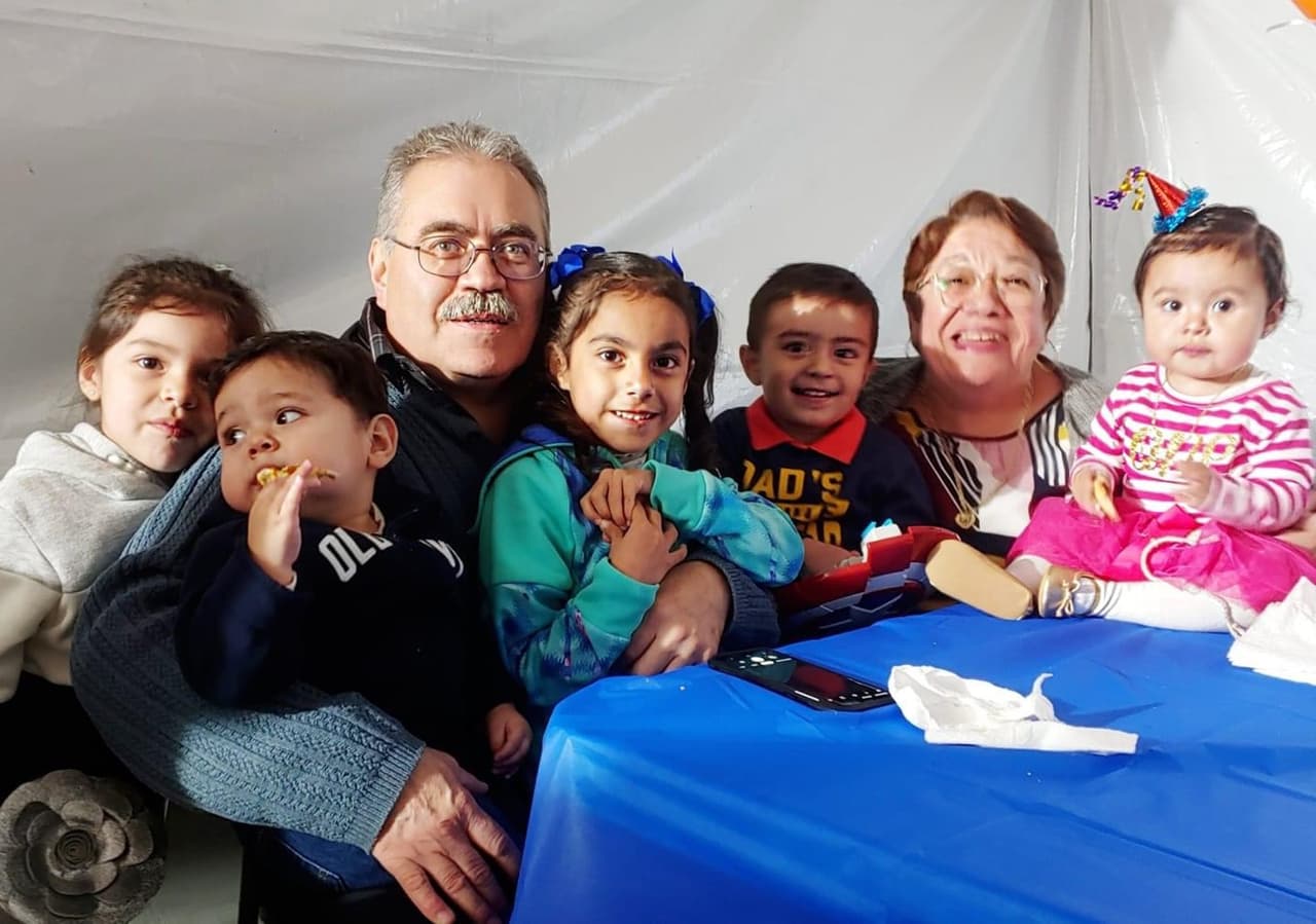 Está casado y tiene cuatro hijos mayores y nietos.