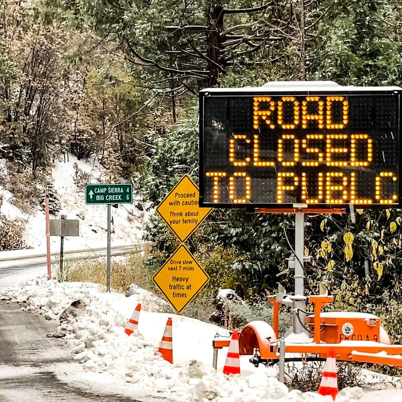 Las autoridades advirtieron que la carretera 168 y parte de la 120 que recorre al interior del Parque Yosemite, se encuentran cerradas debido a las condiciones del tiempo.