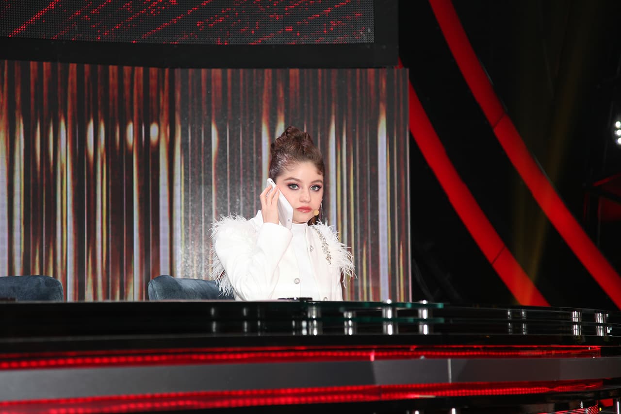 Entre cada corte comercial descubrimos que Karol iba tan combinada que incluso llevaba la funda de su celular en tono blanco.