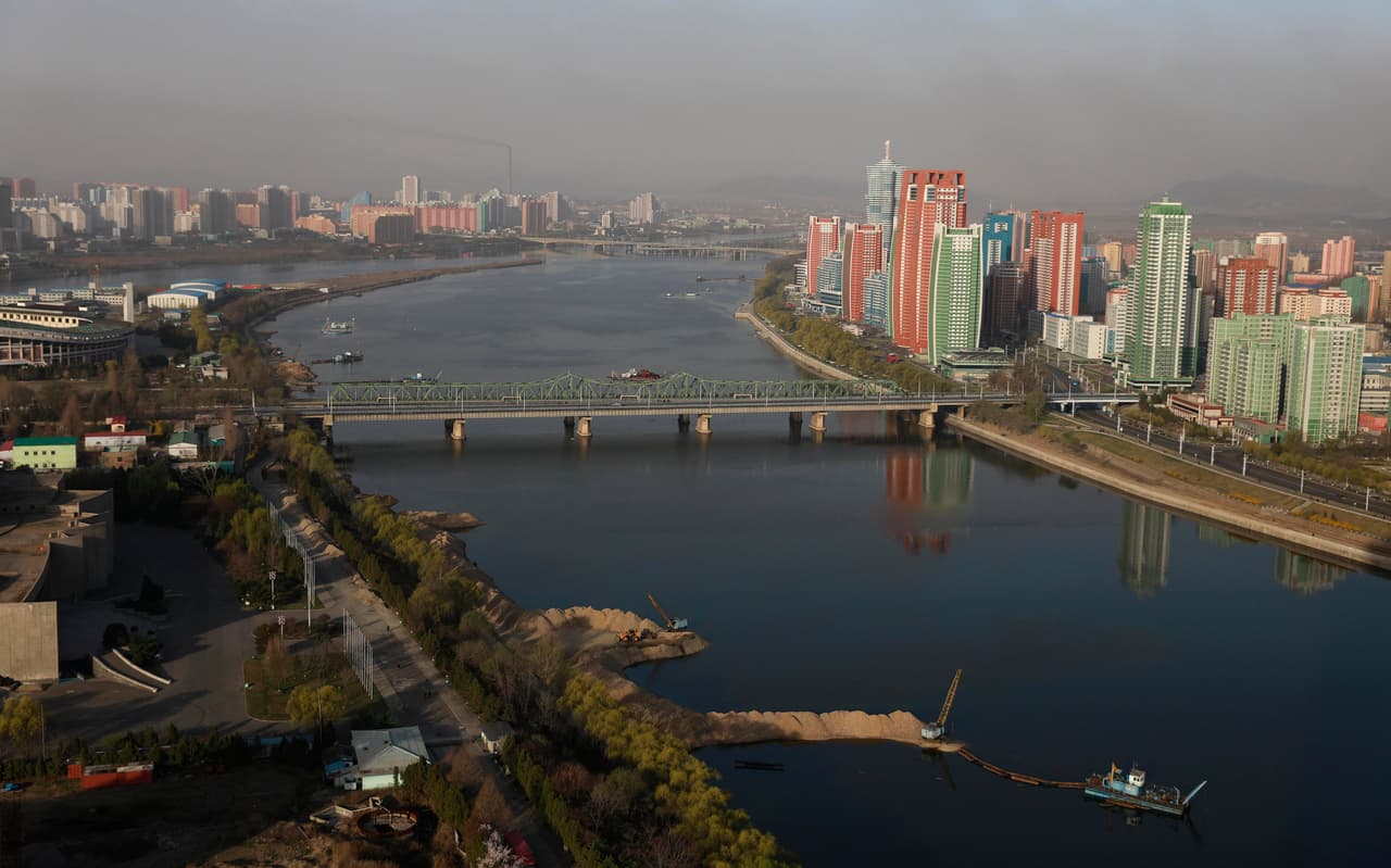<b>El Río Taedong.</b> La mayoría de itinerarios incluyen entre sus visitas los lugares más emblemáticos de la capital norcoreana. Algunos cuentan, de hecho, con altas valoraciones, de cuatro o cinco estrellas, en sitios web como Trip Advisor. Según la vocera de la agencia Destinia, el perfil del cliente que se interesa por este destino es un viajero "experimentado", generalmente de más de 50 años y con cierto poder adquisitivo.