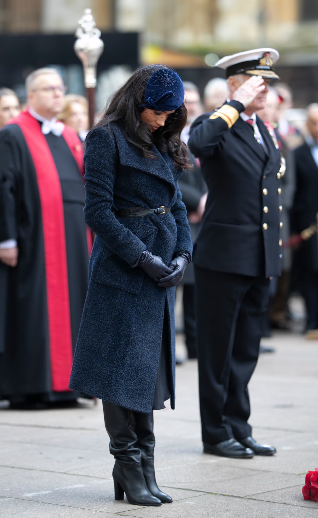 Se trató de la 
<b><a href="https://www.univision.com/famosos/reaparece-meghan-markle-en-su-primer-evento-real-en-el-trooping-the-colour-tras-convertirse-en-madre" target="_blank">primera participación de Markle</a></b> en esta conmemoración. La duquesa colocó pequeñas cruces como señal de respeto a los hombres y mujeres que han fallecido en batalla a lo largo de los años.