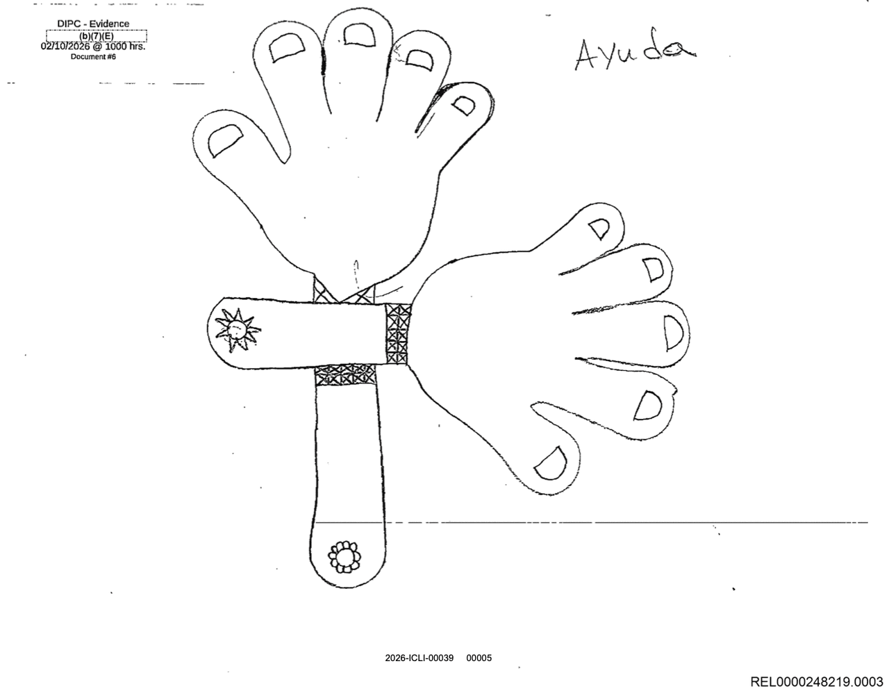 En este dibujo aparece la palabra "AYUDA" junto a una ilustración que parece representar unas manos unidas por cadenas o unos brazos con esposas o brazaletes. El significado de la imagen no ha sido confirmado, pero forma parte de los dibujos realizados por menores bajo custodia en el centro de detención de Dilley, Texas.