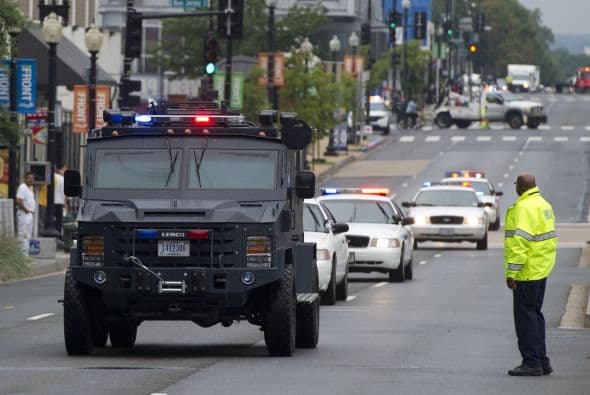 Llega la policía a la Marina de Guerra. Se reportan varios heridos, que están siendo transportados a hospitales de la zona. Un policía de DC y dos mujeres están en estado crítico pero estable y se espera sobrevivan, según vocera del hospital. " "