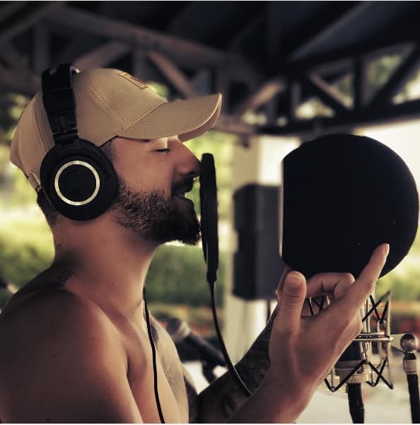 En el último año se ha anotado grandes éxitos, como el tema 'Chantaje' en el que cantó con Shakira.