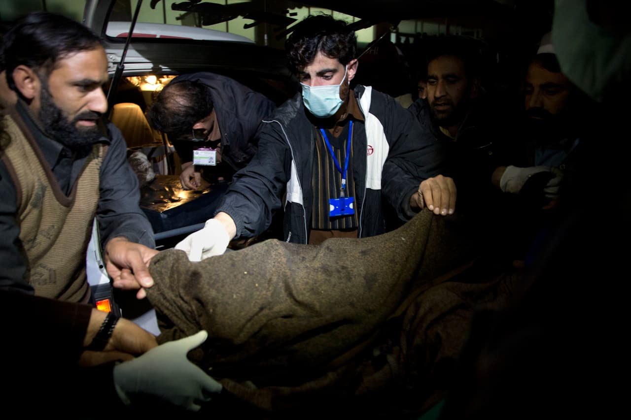 Azam Sehgal, presidente de la compañía aérea, dijo de que uno de los pilotos informó que uno de los motores del bihélice ATR-42 dejó de funcionar. Inmediatamente lanzó una petición de auxilio, pero finalmente se perdió la comunicación con la torre de control.