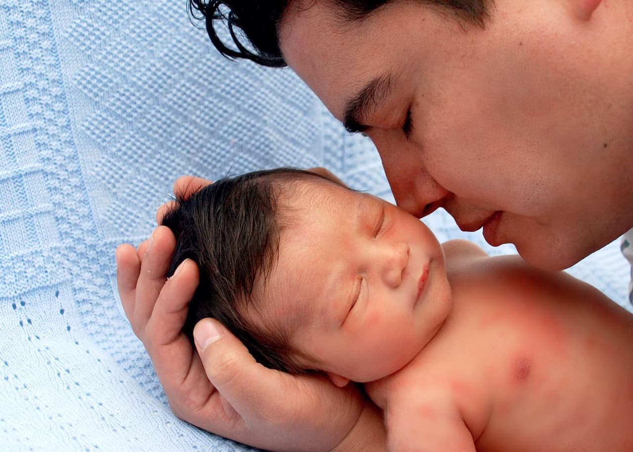 ¡Papá enamorado! Orlando Segura tiene la mejor exclusiva de su vida entre sus brazos.