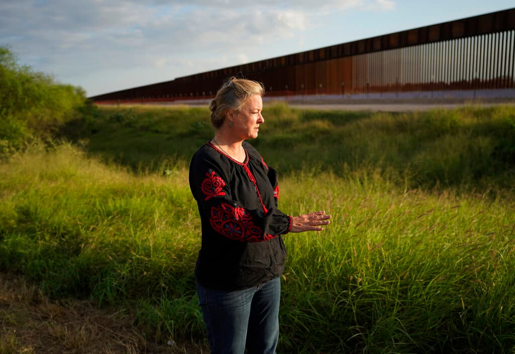Kimberly Lowe, candidata republicana al Congreso por Virginia, se presentó en el santuario el pasado 21 de enero acompañada por otra mujer y pidió que le permitieran entrar para ver a "los indocumentados cruzar el río (Grande) en balsas". Tras una hora de discusión, y llamadas a la policía, la aspirante a congresista la empujó y la tiró al suelo, contó a Univision Noticias Marianna Treviño Wright, directora ejecutiva del centro. La policía ahora investiga lo sucedido.