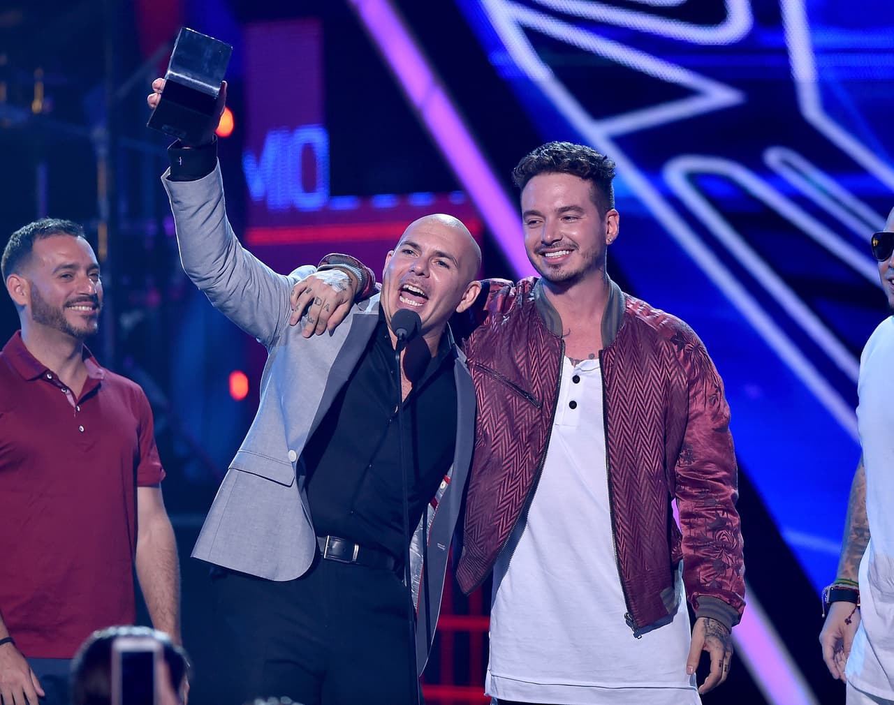 Una de las imágenes memorables de 2015 fue esta en la que Pitbull y J Balvin recibieron el premio en la categoría El Súper Tour.