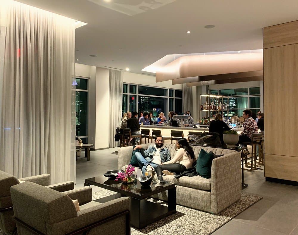 <b>The Willard Rooftop Lounge </b>
<br>Dirección: 9 Glenwood Ave Raleigh, NC. 27603
<br>Teléfono: (919) 803-5200
<br>Sitio web: 
<a href="http://thewillardraleigh.com">http://thewillardraleigh.com</a> 
<br>
<b><a href="https://www.yelp.com/map/the-willard-rooftop-lounge-no-title">Cómo llegar</a></b>
<br>
<br>Una usuaria de Yelp dijo: “La mejor vista de la ciudad. Un gran lugar para una cita nocturna o para salir por unas bebidas con amigos”.