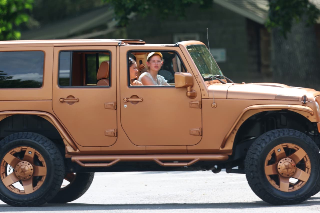 Violet Affleck a bordo de una Jeep en los Hamptons.