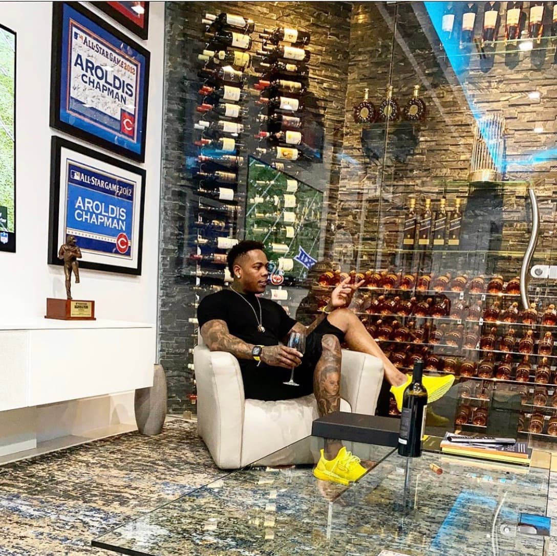 Al parecer, Aroldis Champman de los Yankees de Nueva York, era uno de los target de esta banda de Miami, cuando se dieron cuenta en sus redes sociales que estaba fuera de la ciudad, pero no lograron cometer el delito 
<br>