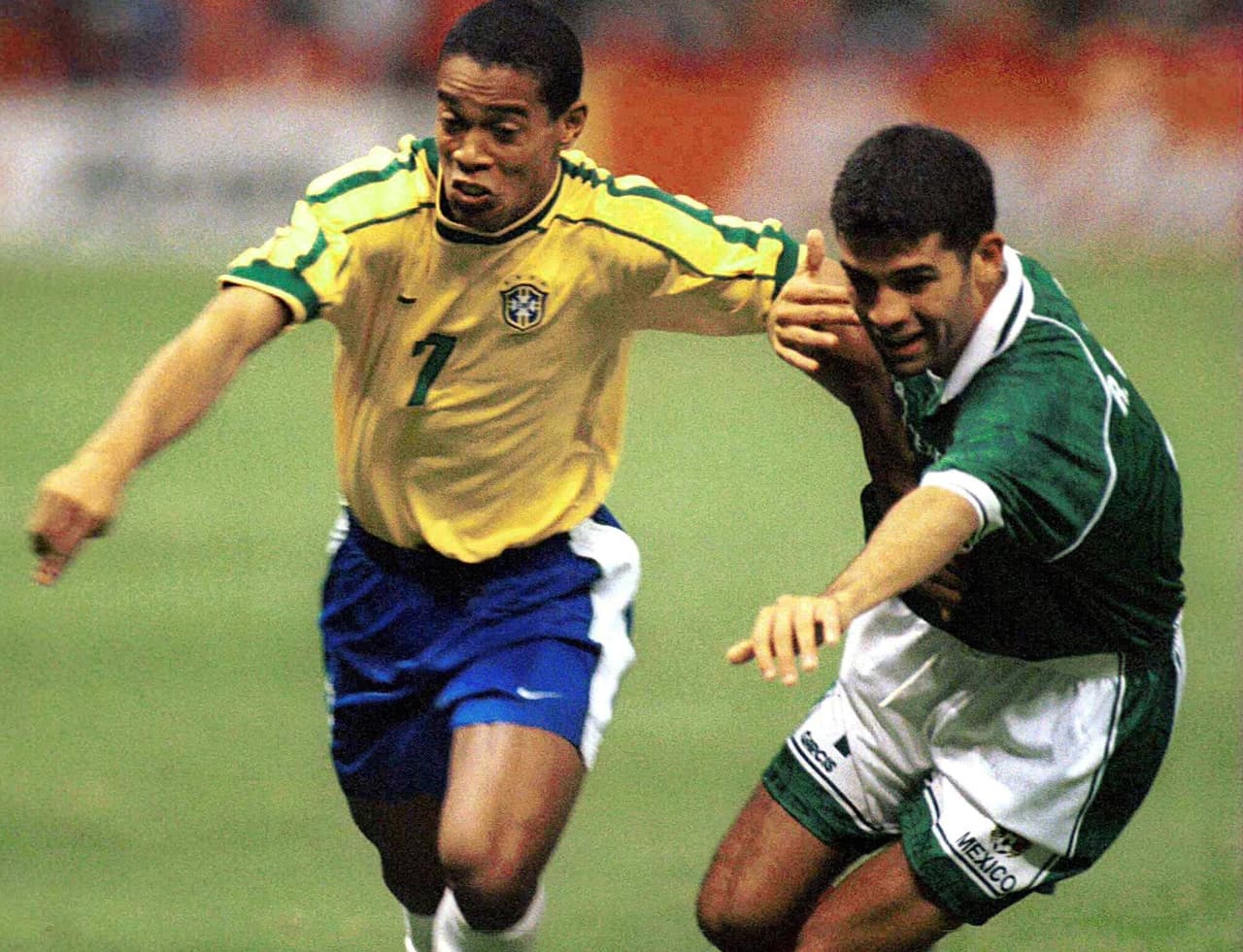 Ronaldinho y Rafael Márquez vivieron un duelo sin saber que años después serían compañeros en el Barcelona. El brasileño fue la gran figura del torneo, pero en la final no anotó.