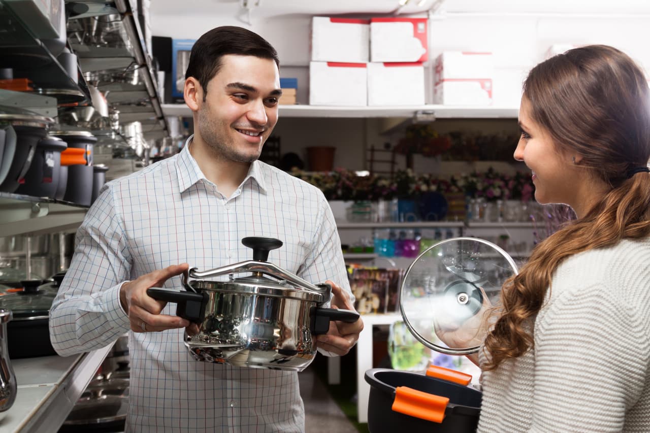 <b>Cáncer</b>
<br>
<b>La familia y el hogar bien equipado</b>
<br>La propensión altamente doméstica y maternal de tu signo tan intuitivo y familiar se manifiesta en las compras que sueles realizar en equipos de cocina, libros de repostería y recetas, ollas, artículos para el hogar y por supuesto, algo para el hermano, el sobrino, la tía o la abuelita que siempre están presentes cuando sale de compras.