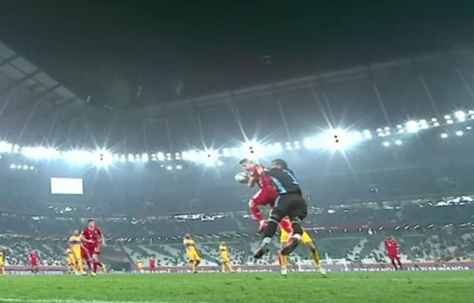 ¡Polémica! La mano de Lewandowski en gol del Bayern