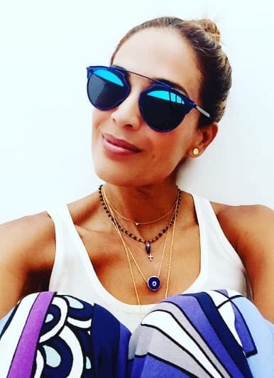 A Karla le gusta lucir muy femenina. Este tipo de gafas cumplen su cometido.