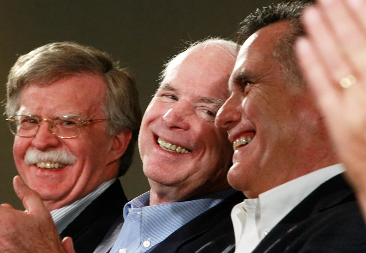 En esta imagen de 2012, John Bolton aparece con John McCain y Mitt Romney, los dos candidatos republicanos que perdieron las elecciones presidenciales (de 2008 y 2012 respectivamente) contra Barack Obama.