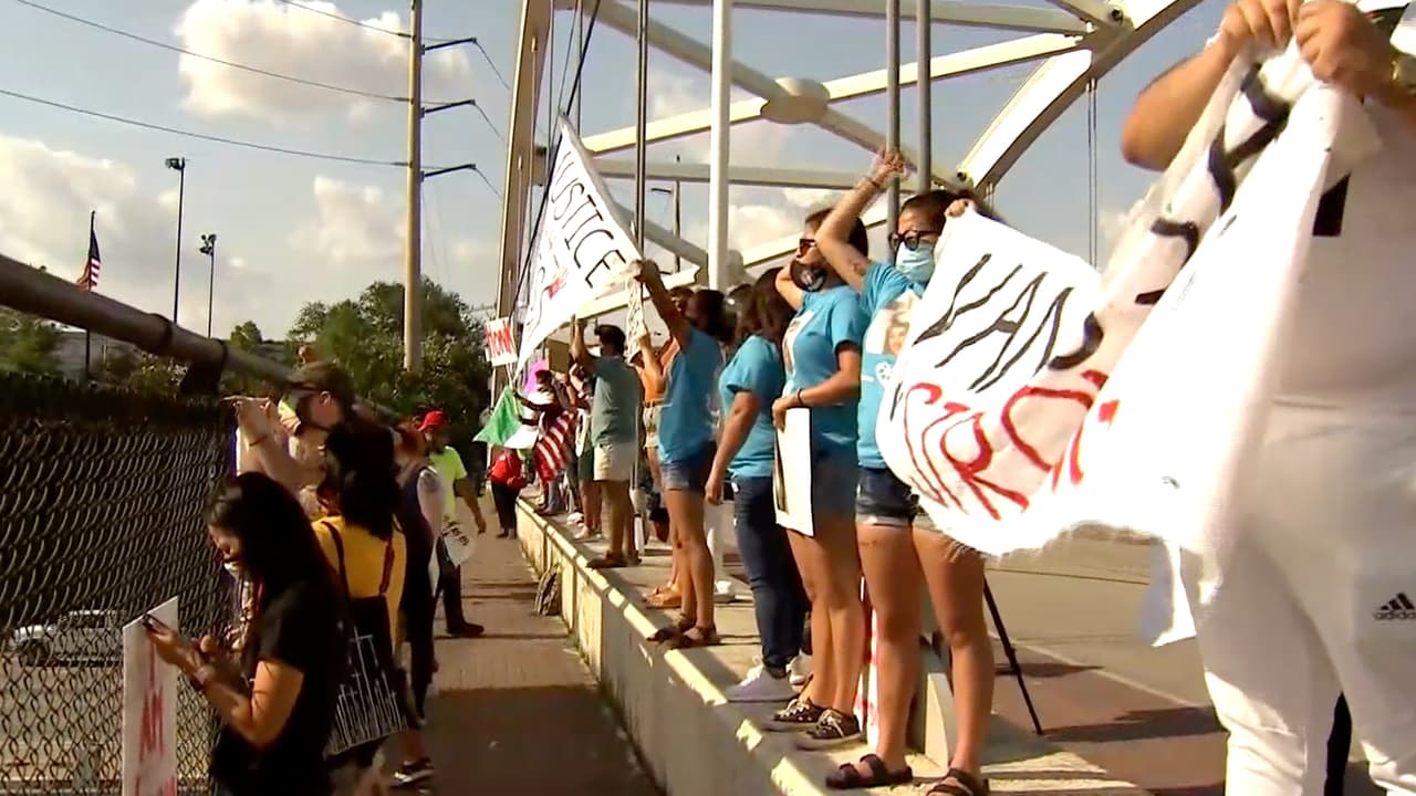 Decenas de personas se dieron cita el miércoles 5 de agosto en el puente ubicado en la carretera 59 y la calle Dunlavy.