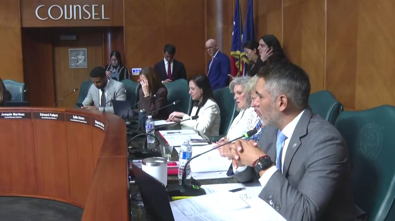 Ayuntamiento vota a favor de limitar la cooperación del Departamento de Policía de Houston con ICE