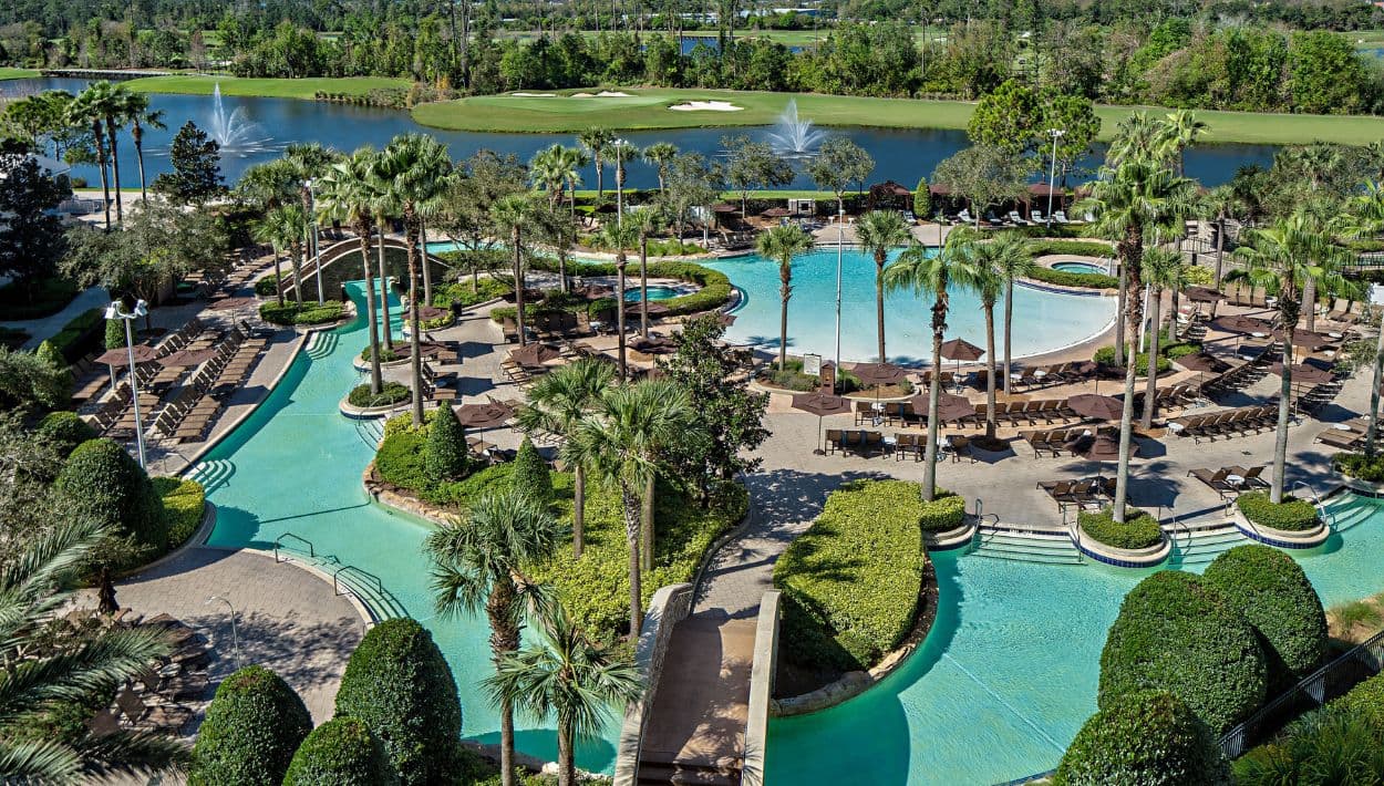 Una escapada a Orlando. Fuera del resort, hay mucho por explorar, También puedes pasar un día de relax en los jardines Harry P. Leu, volar en globo aerostático sobre los lagos de Florida Central o visitar los outlets de Vineland Avenue.
