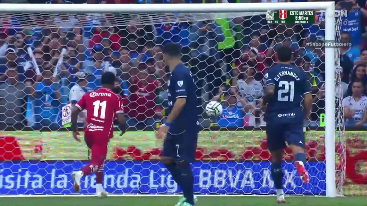 ¡Penal y gol! Sujeción en el área y Helinho castiga desde los once pasos