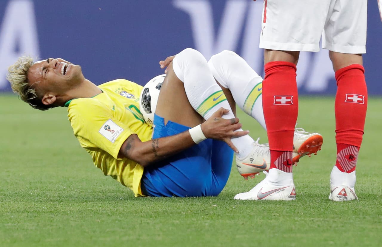 Neymar sintió el rigor de la zona defensiva de Suiza y por eso su fútbol careció de brillo en el primer tiempo.