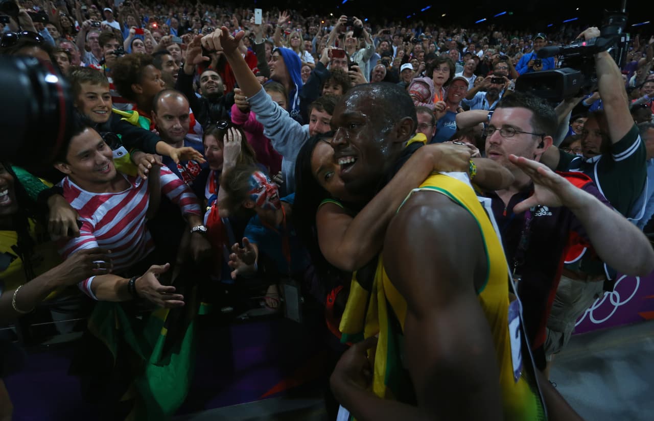 Celebra con el público la victoria en los 4 x 400 metros y el nuevo récord mundial.