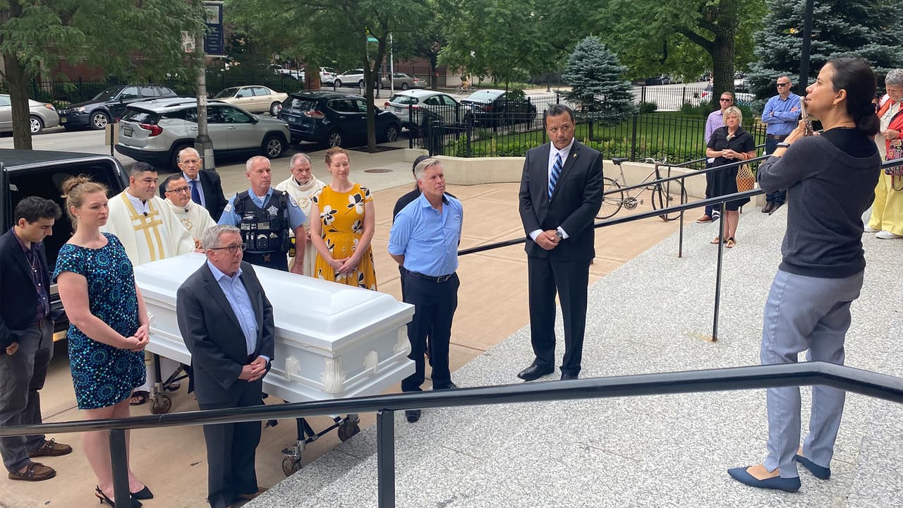 Antes de ser llevado al cementerio, una flautista interpretó Guantanamera par despedir a Teodoro Quintana.